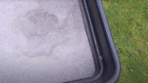 Rasen kalken und düngen gleichzeitig