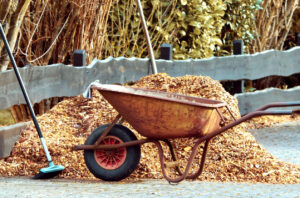 Rindenmulch zur Unkrautunterdrückung, Feuchtigkeitsregulierung und Schutz vor Frost