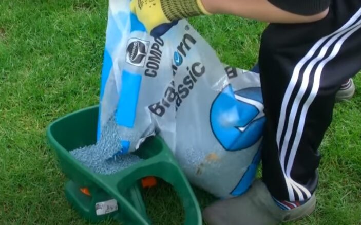 So düngen Sie den Rasen günstig - Düngen mit Blaukorn