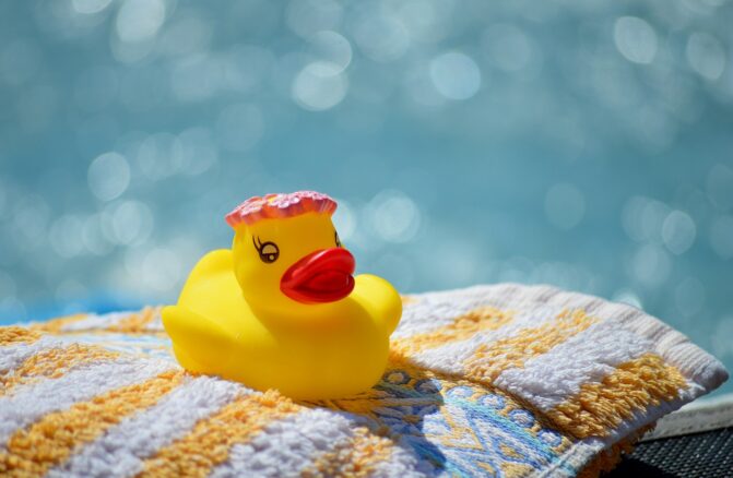 Poolwasser im Garten verwenden: Was ist erlaubt? [Bildinhalt mit KI erstellt]