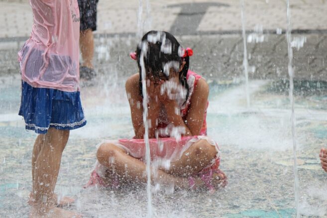 Wasserspiele für Kinder - 10 tolle Ideen [Bildinhalt mit KI erstellt]