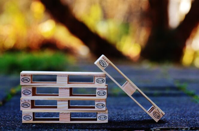 Spielhaus aus Paletten selber bauen