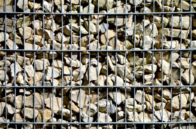 Schutz vor unerwünschten Blicken lässt tiefe Entspannung im Garten erst zu. Gabionen werden von weder Lärm noch blicken durchdrungen [Bildinhalt mit KI erstellt]